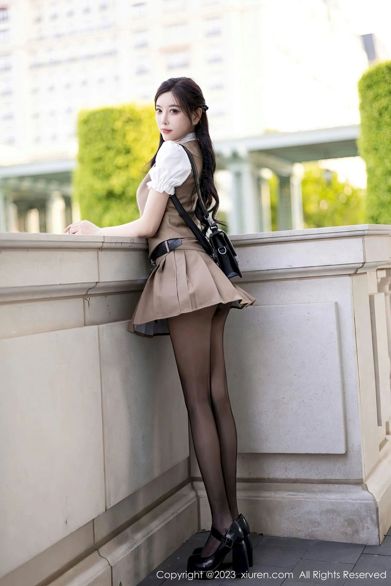 [XiuRen秀人网] No.7202 杨晨晨Yome – 杏色上衣+魅惑黑丝安吉旅拍-小乔阁