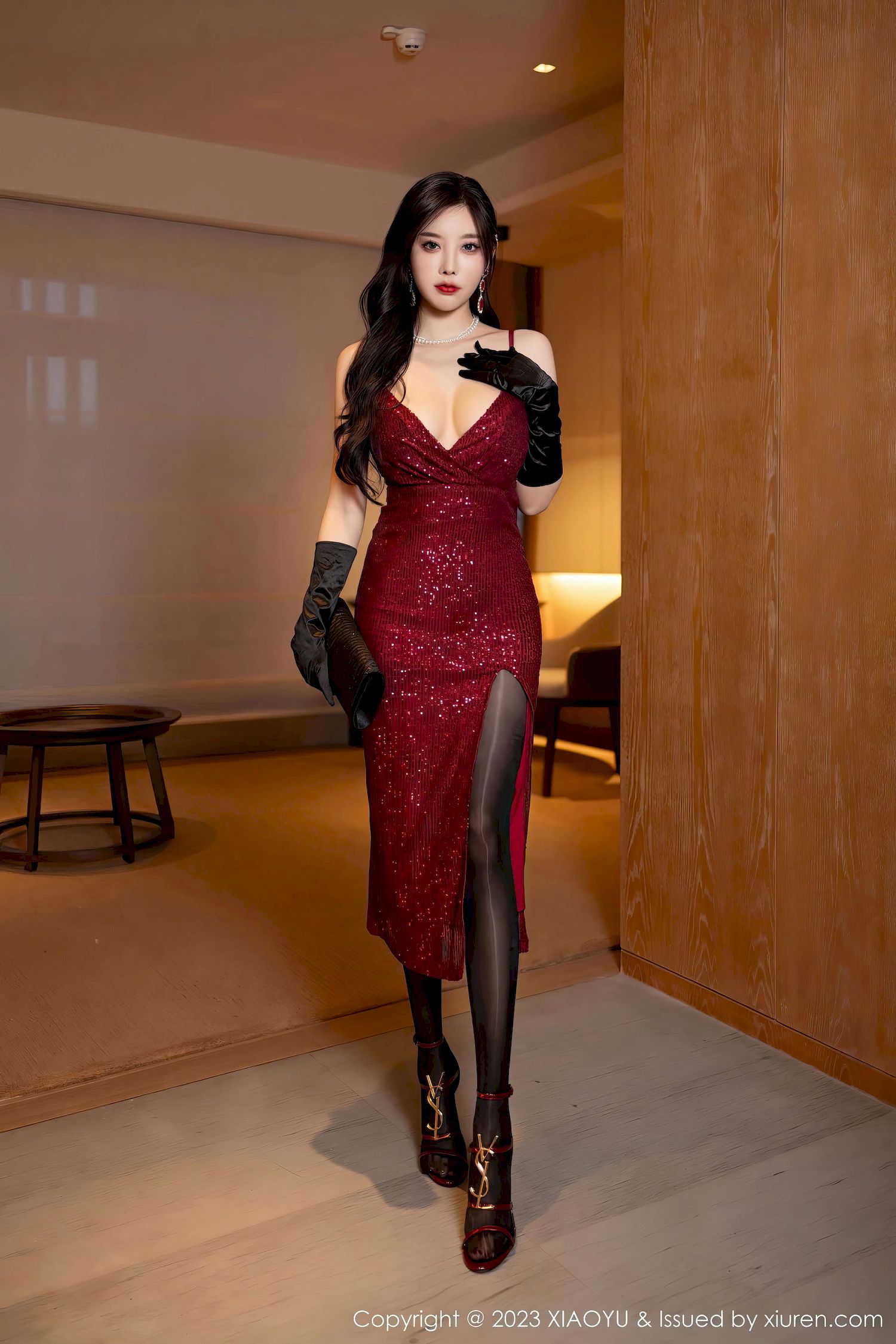 [XIAOYU语画界] VOL.1085 杨晨晨Yome – 红色礼裙+黑丝性感写真-小乔阁