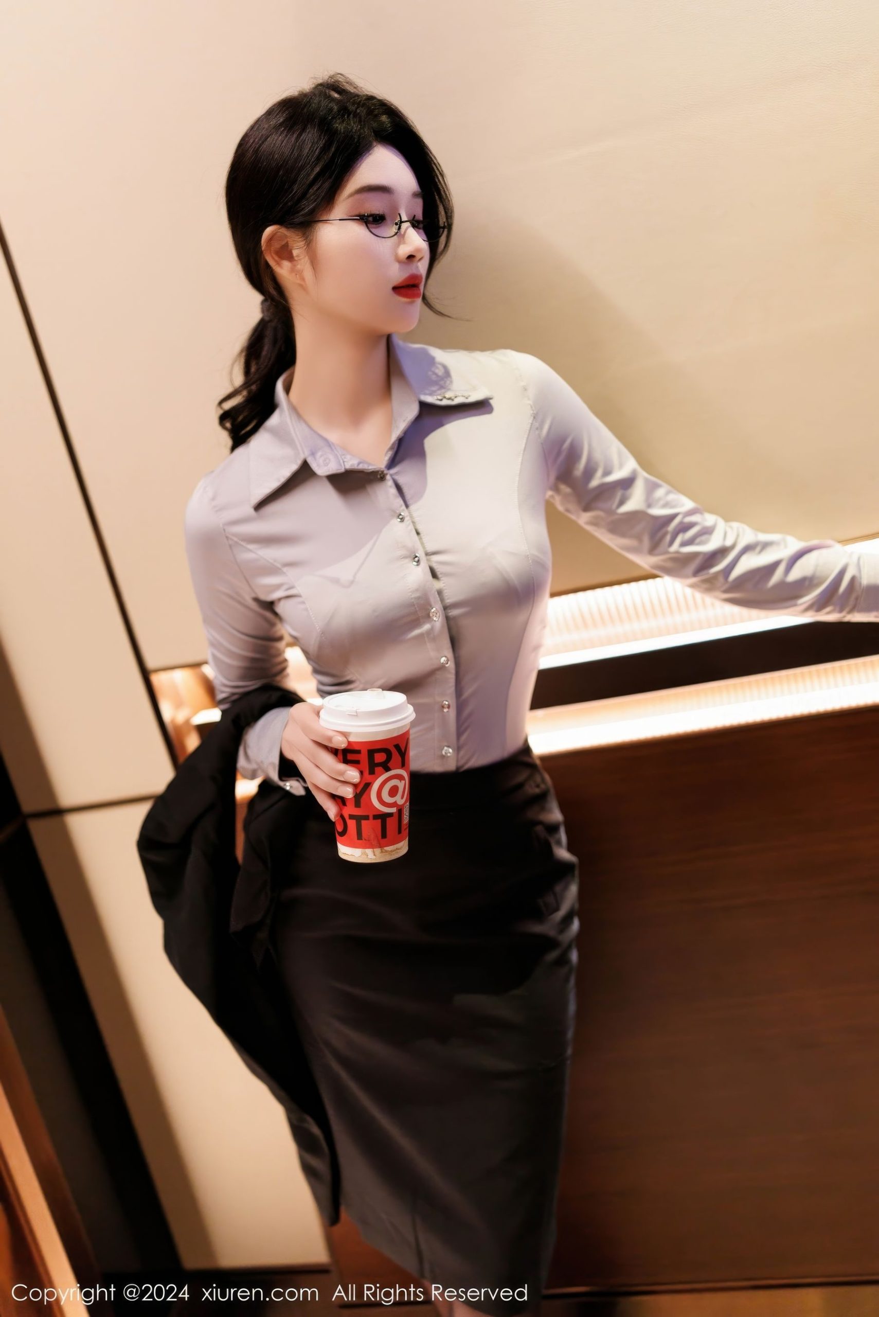 [XiuRen秀人网] No.9567 新人模特南乔 – OL服饰+黑色短裙写真-小乔阁