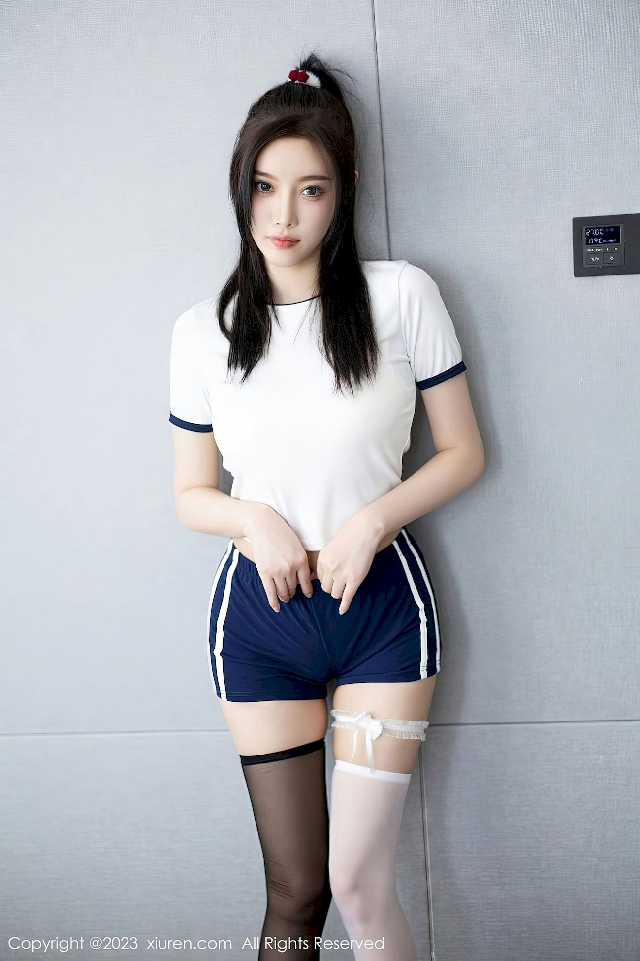 [秀人XiuRen] No.6337 杨晨晨 – 白色收身上衣+蓝色短裤性感写真-小乔阁