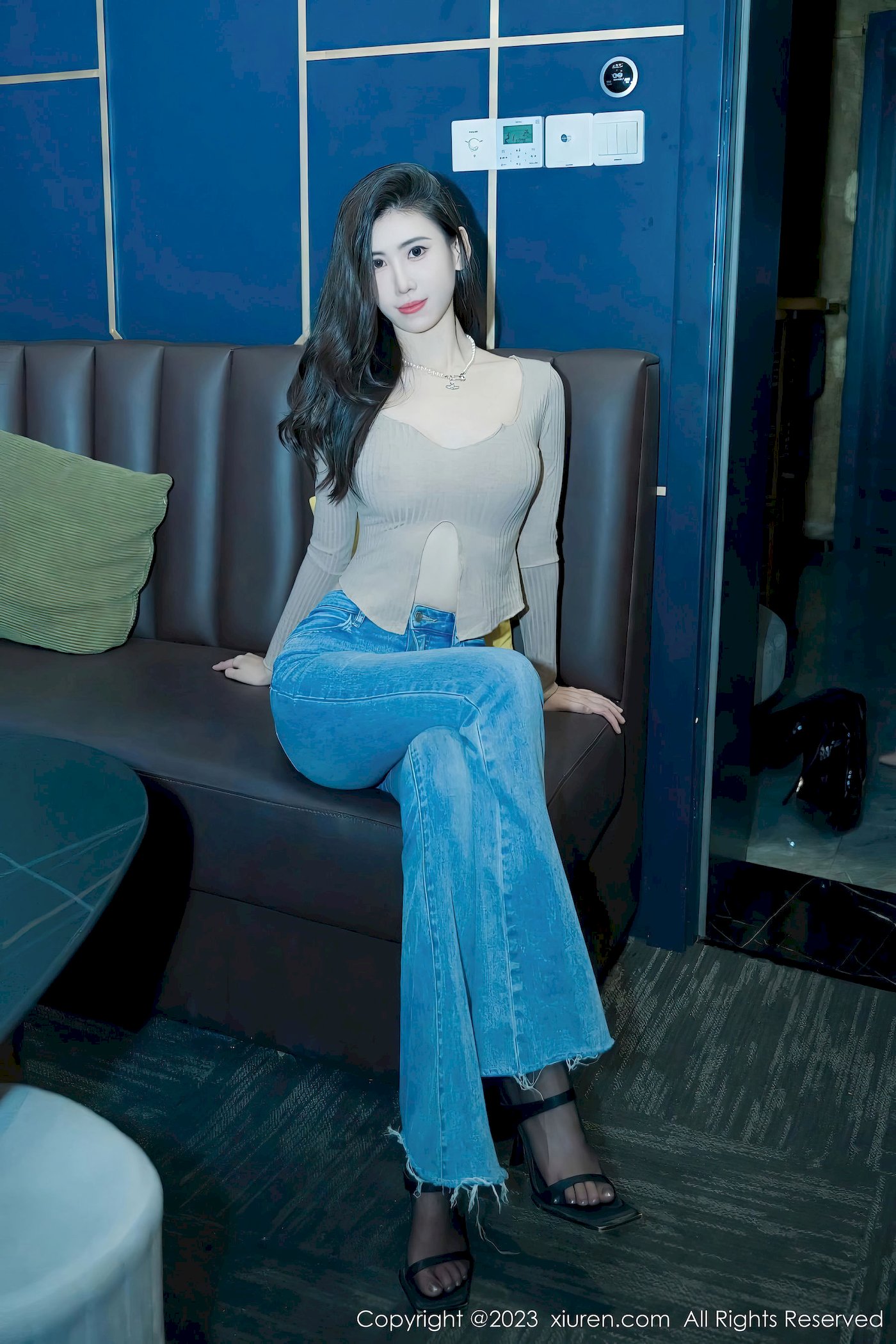 [XiuRen秀人网] No.7041 新人章芃芃 – 杏色上衣+简约牛仔裤性感写真-小乔阁