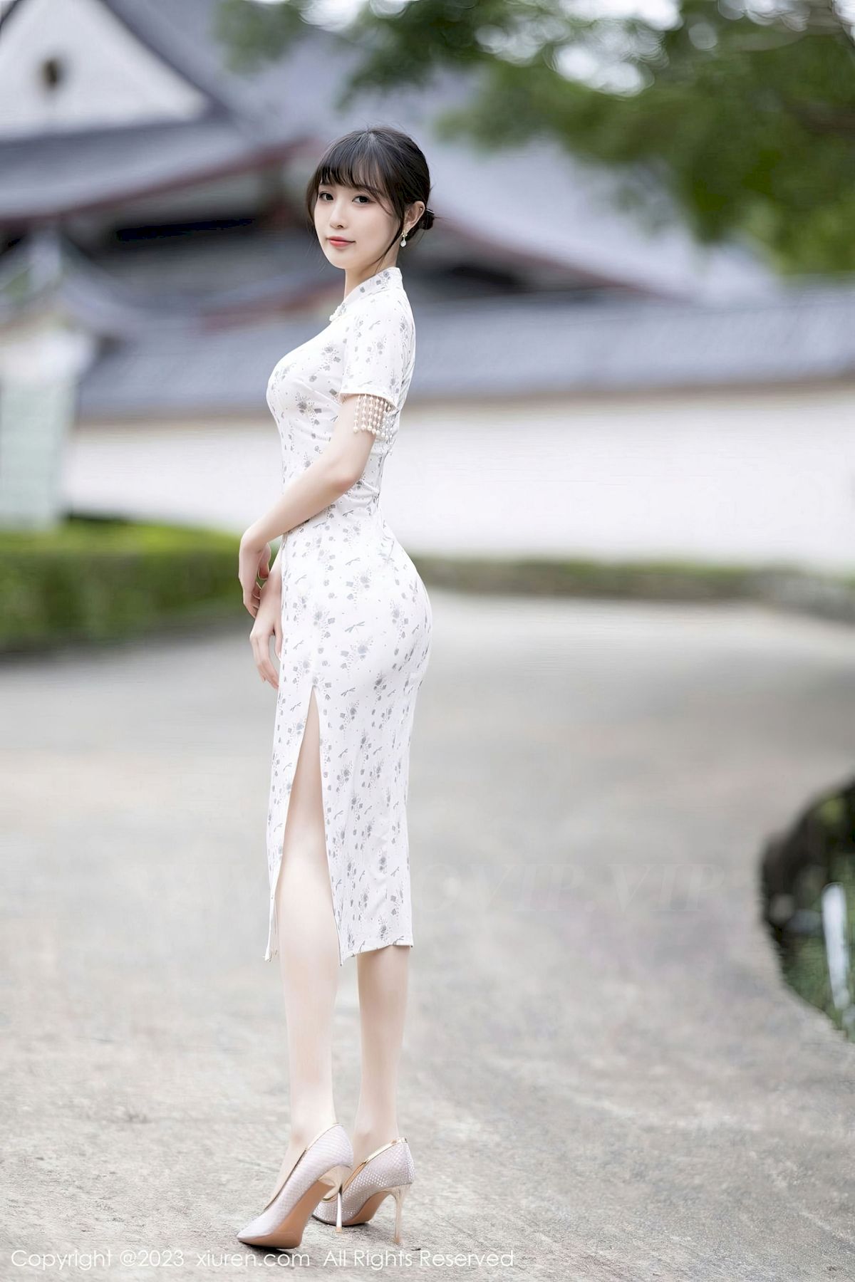 [XiuRen秀人网] No.6346 模特林星阑 – 浅色旗袍+丝袜美腿海南旅拍-小乔阁