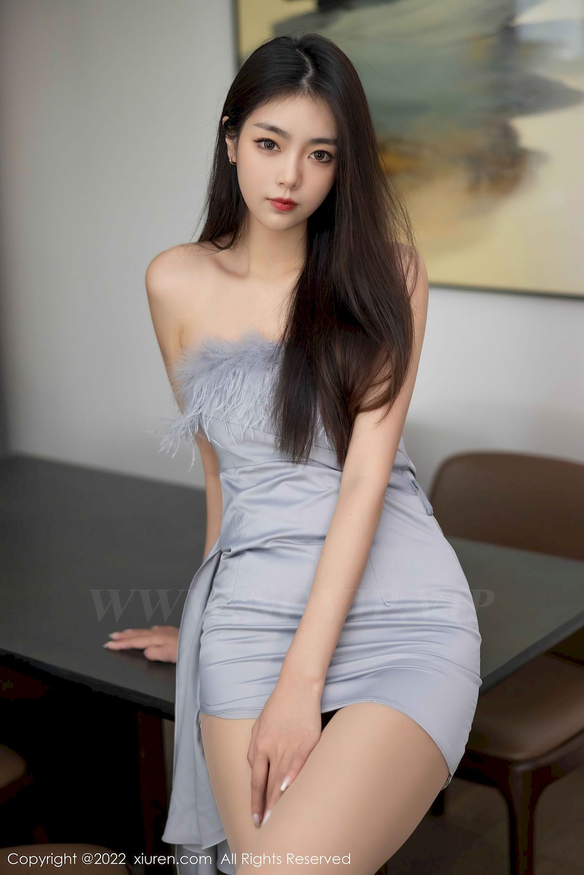 [秀人XiuRen] No.5664 模特可樂Vicky – 露肩连衣短裙+原色丝袜性感写真-小乔阁