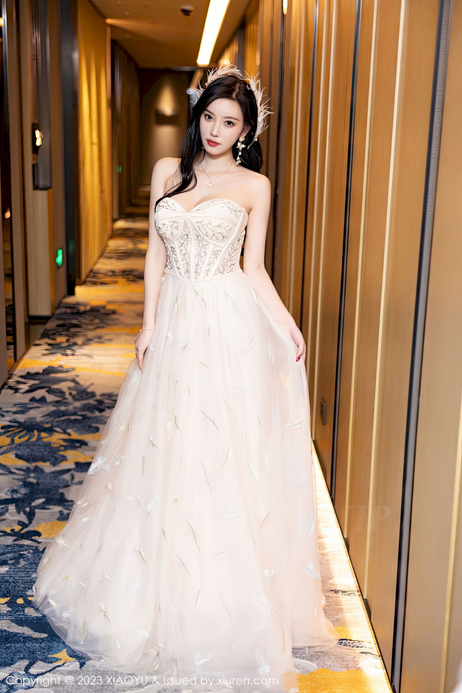 [语画界XIAOYU] Vol.941 女神杨晨晨Yome – 露肩长裙+生日主题私房写真-小乔阁
