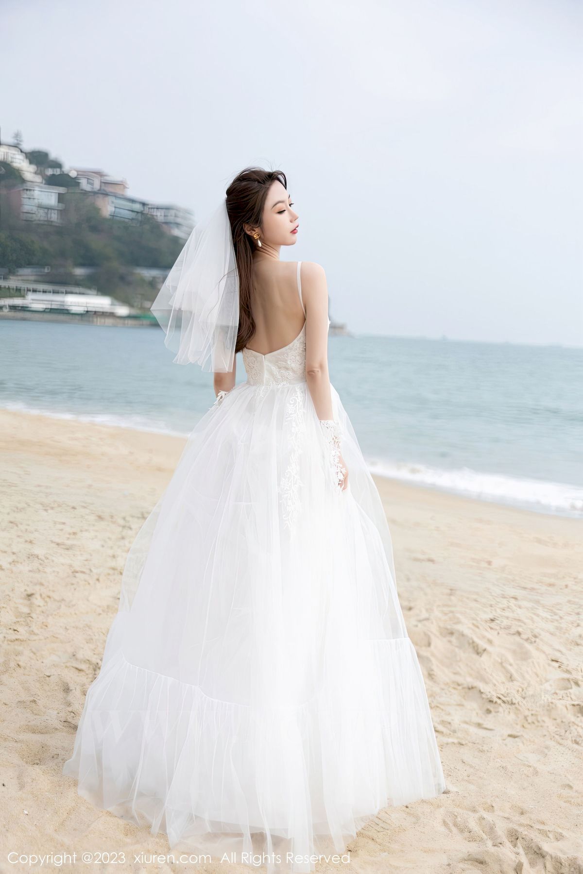 [秀人XiuRen] No.6120 模特梦心玥 – 婚纱服饰+海滩场景海南岛旅拍-小乔阁