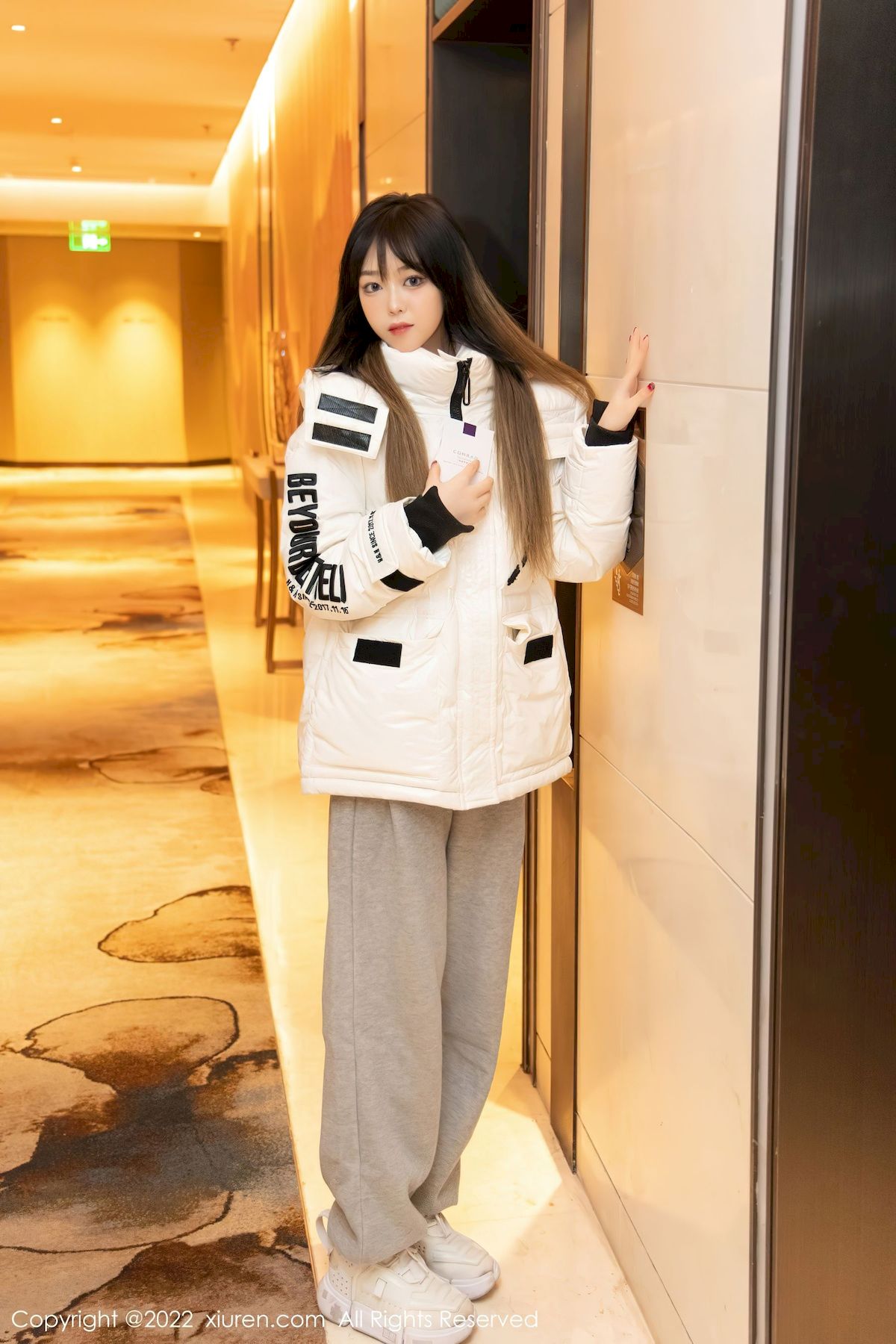 [秀人XiuRen] No.4470 模特奶瓶子 – 羽绒外套+极致美腿性感写真-小乔阁