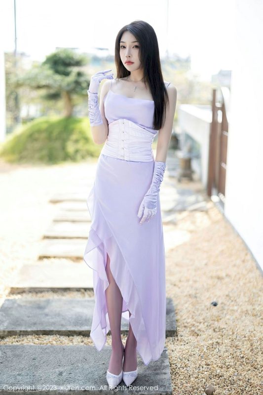 [秀人XiuRen] No.6324 徐莉芝Booty – 淡紫长裙+紫色丝袜性感写真-小乔阁