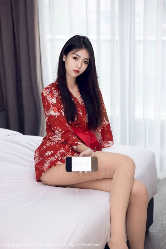 [秀人XiuRen] No.5736 模特可乐Vicky – 红色服饰+原色丝袜性感写真-小乔阁