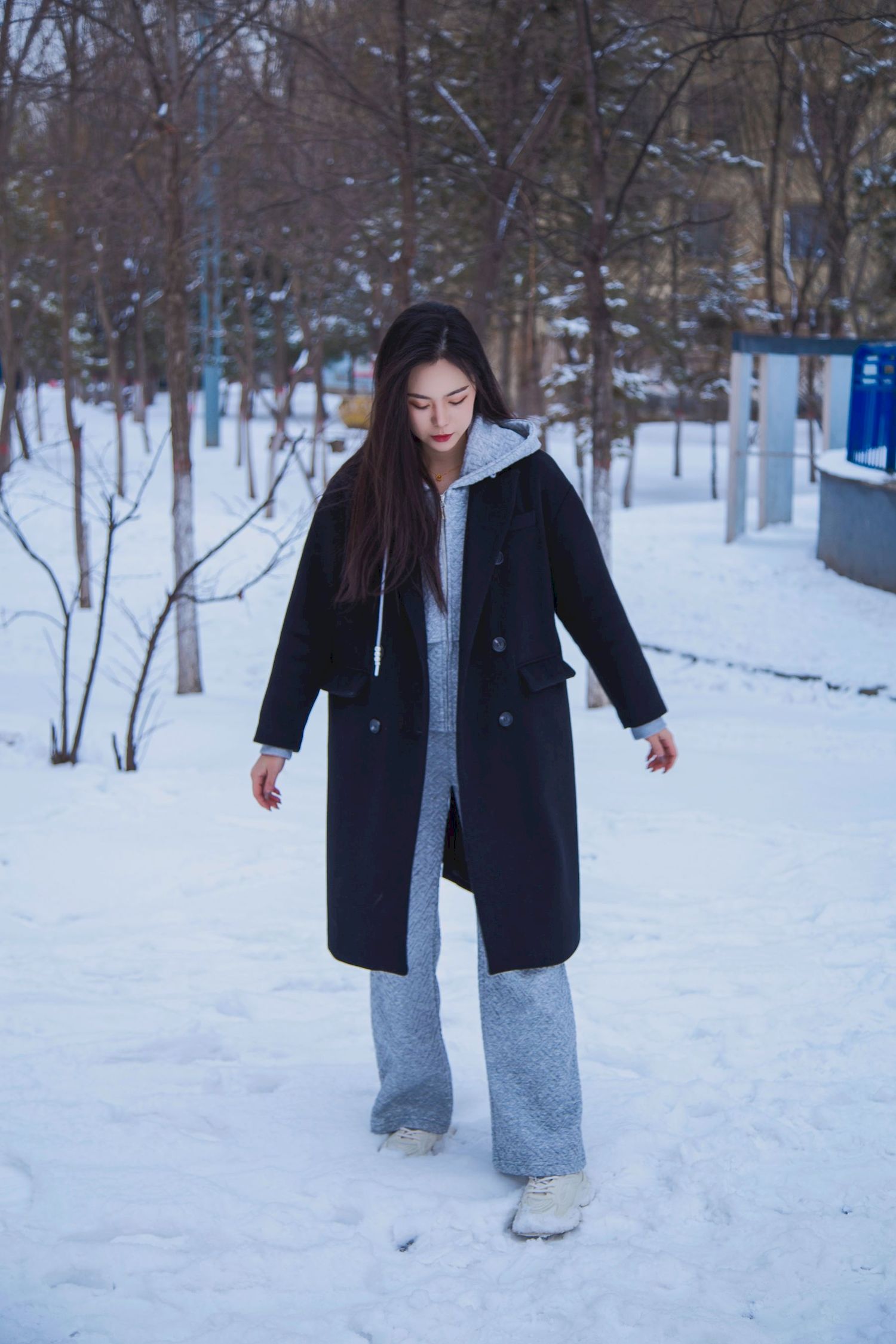织梦映像长发美女天寒地冻踏雪无痕雪景主题写真-小乔阁