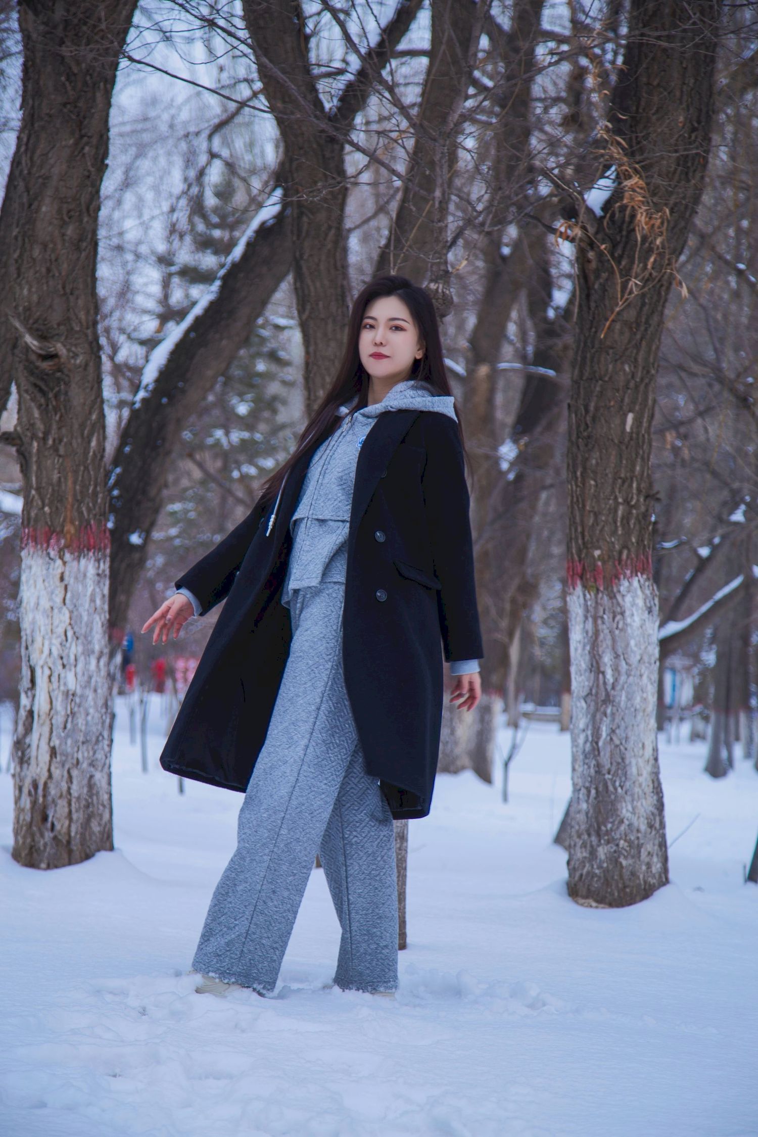 长发美女天寒地冻踏雪无痕雪景主题写真