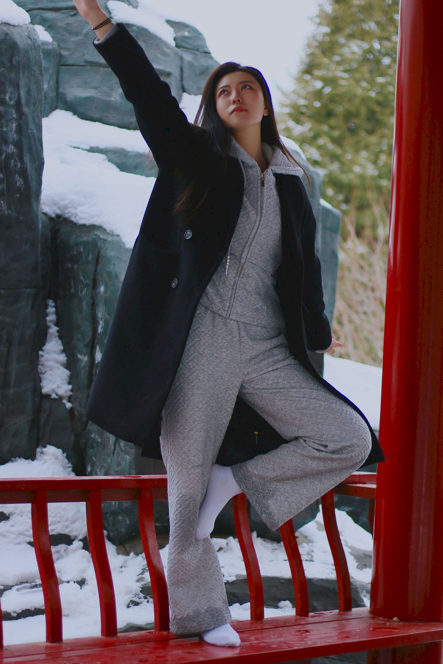 长发美女天寒地冻踏雪无痕雪景主题写真