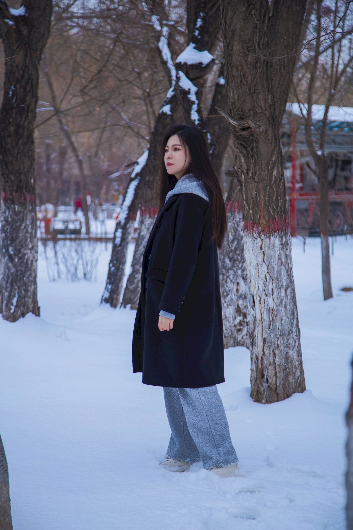 长发美女天寒地冻踏雪无痕雪景主题写真