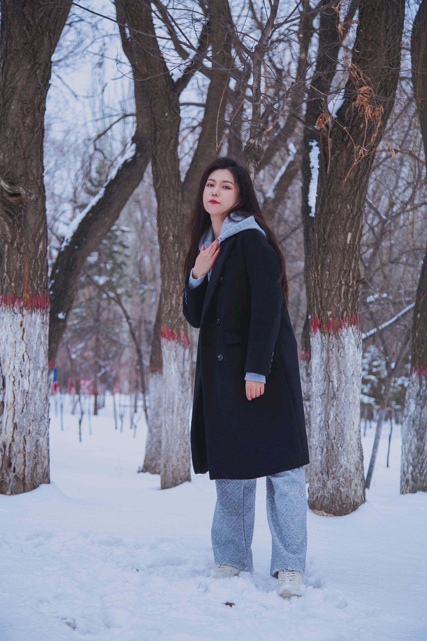 长发美女天寒地冻踏雪无痕雪景主题写真