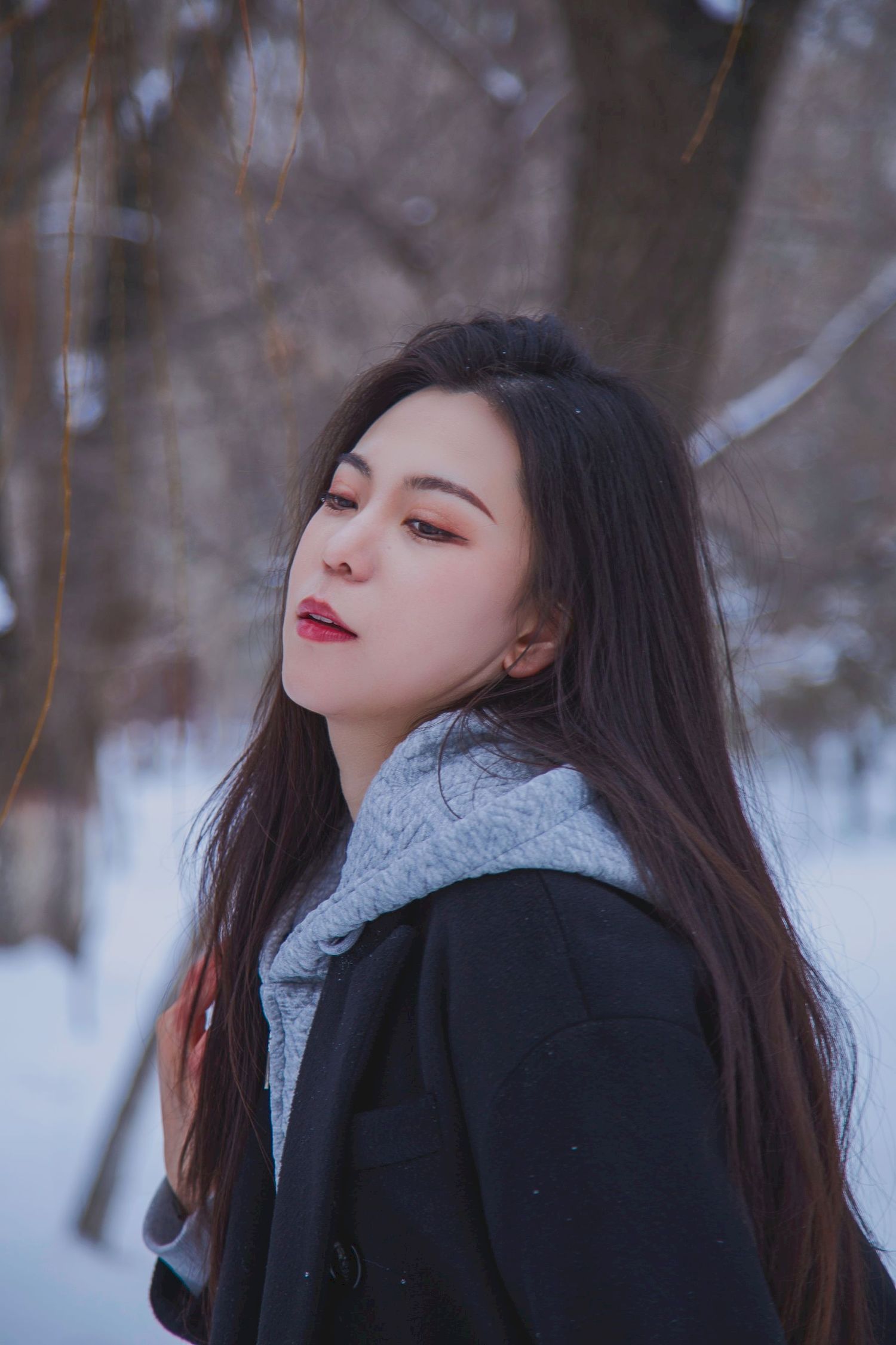 长发美女天寒地冻踏雪无痕雪景主题写真
