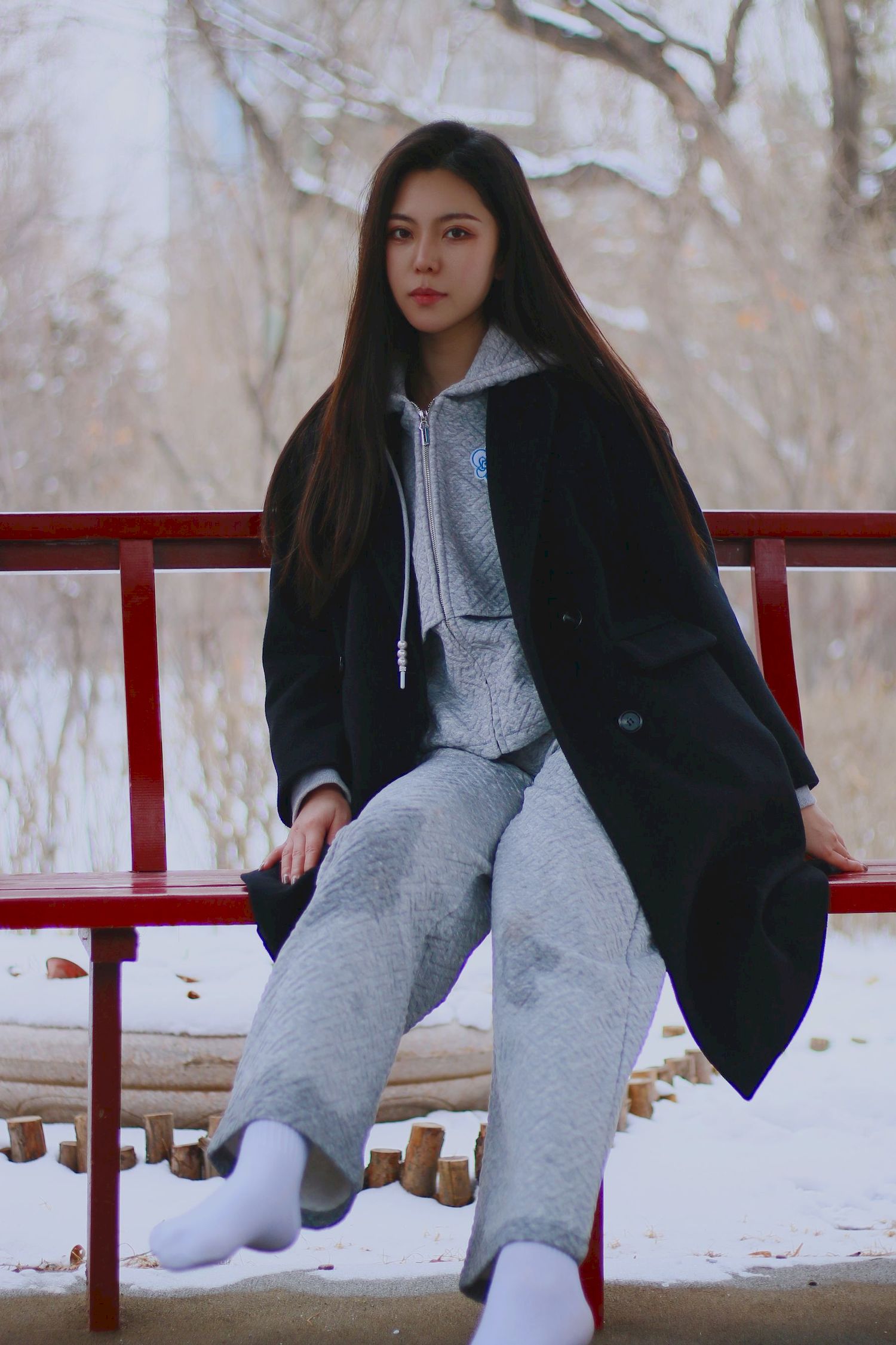 长发美女天寒地冻踏雪无痕雪景主题写真