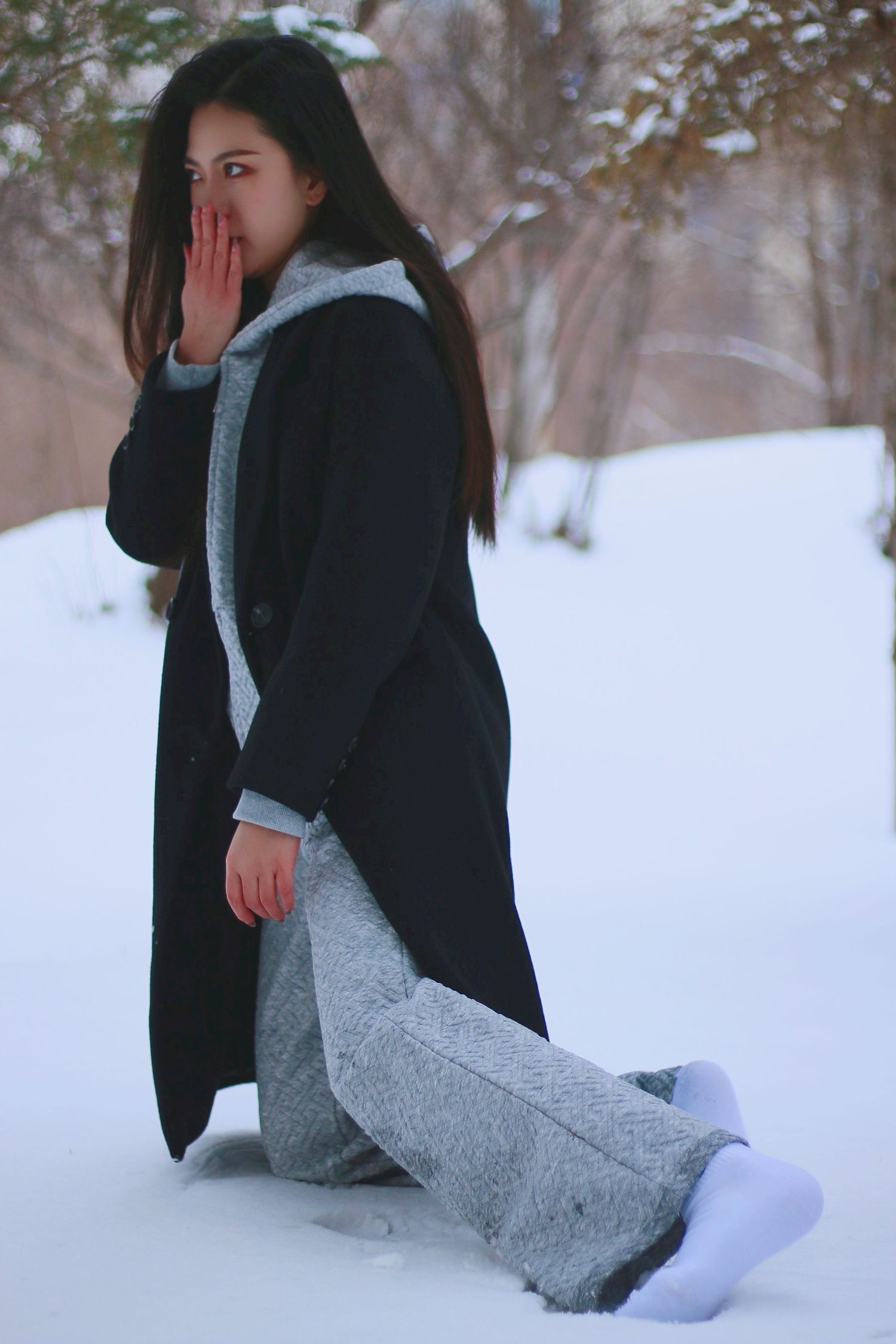 长发美女天寒地冻踏雪无痕雪景主题写真