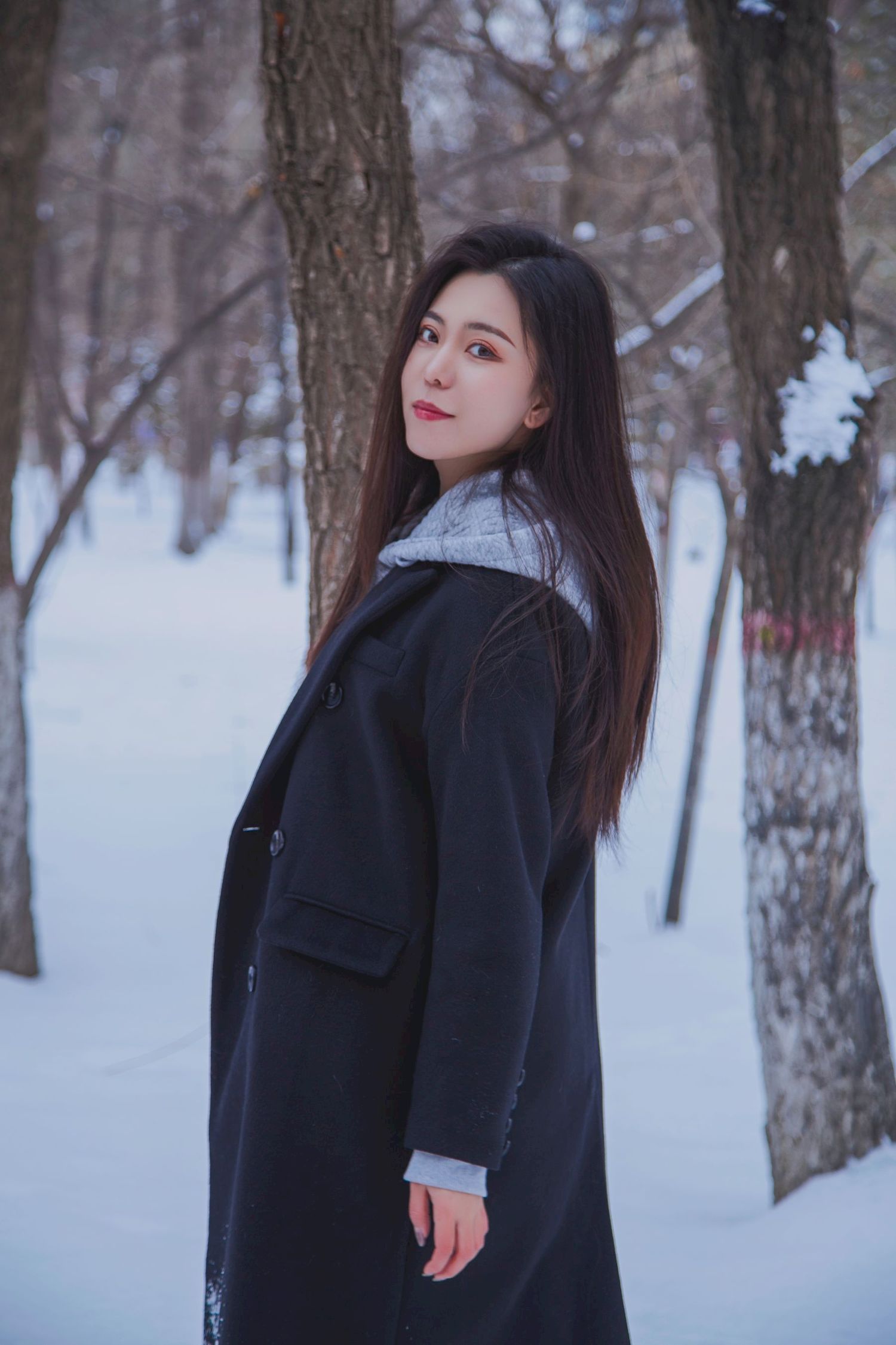 长发美女天寒地冻踏雪无痕雪景主题写真