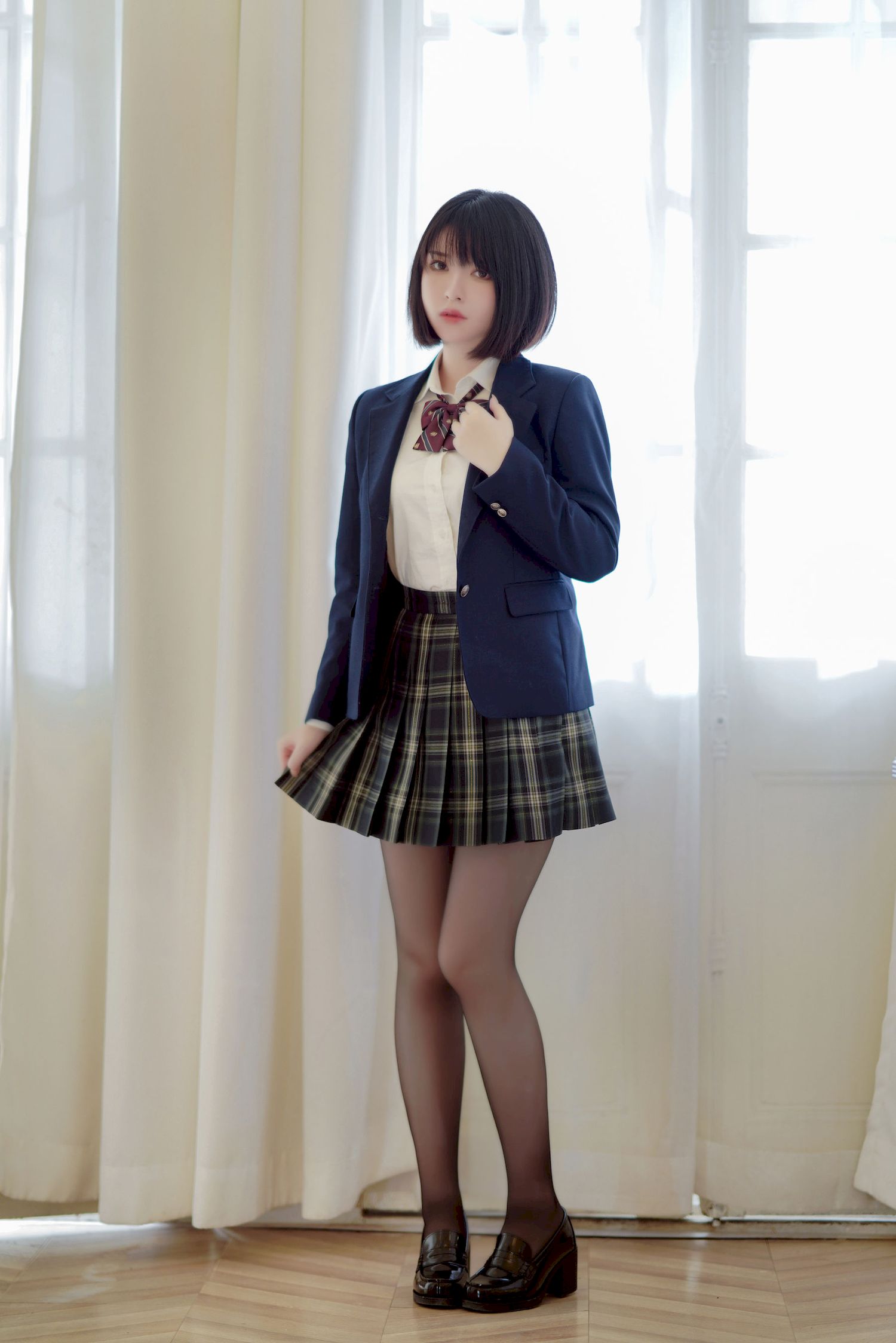 短发美女半半子_黑丝JK制服彼女の主题性感写真-小乔阁