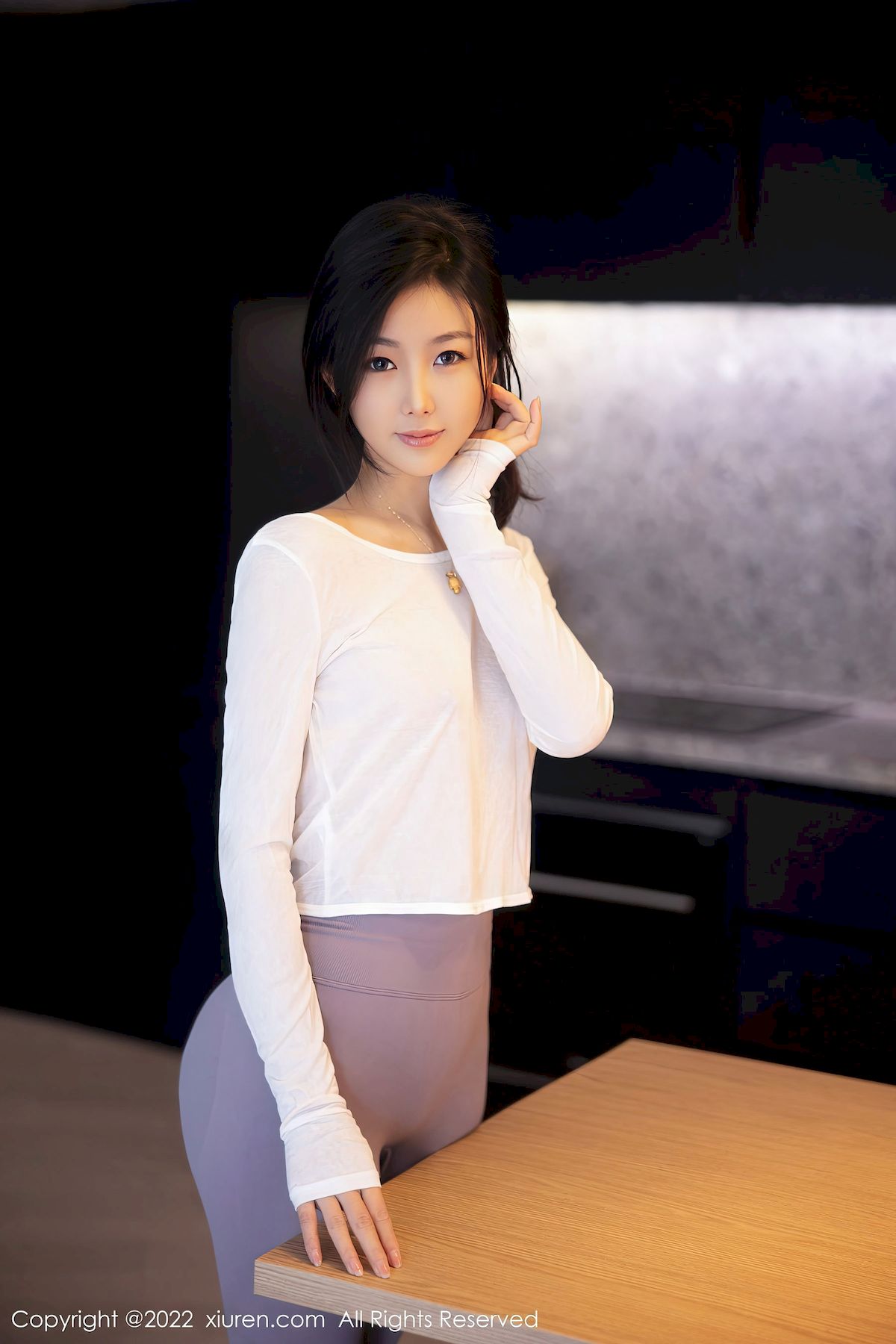 秀人网新人嫩模苏苏阿白色上衣搭配灰色瑜伽裤首套写真-小乔阁