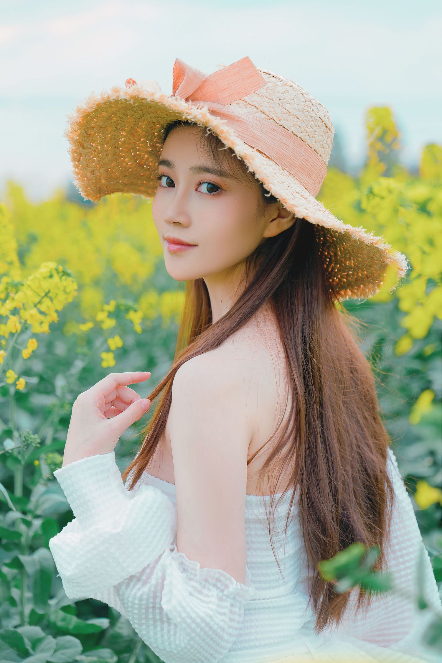 油菜花田女孩Nnian露肩白裙+戴着草帽户外写真-小乔阁