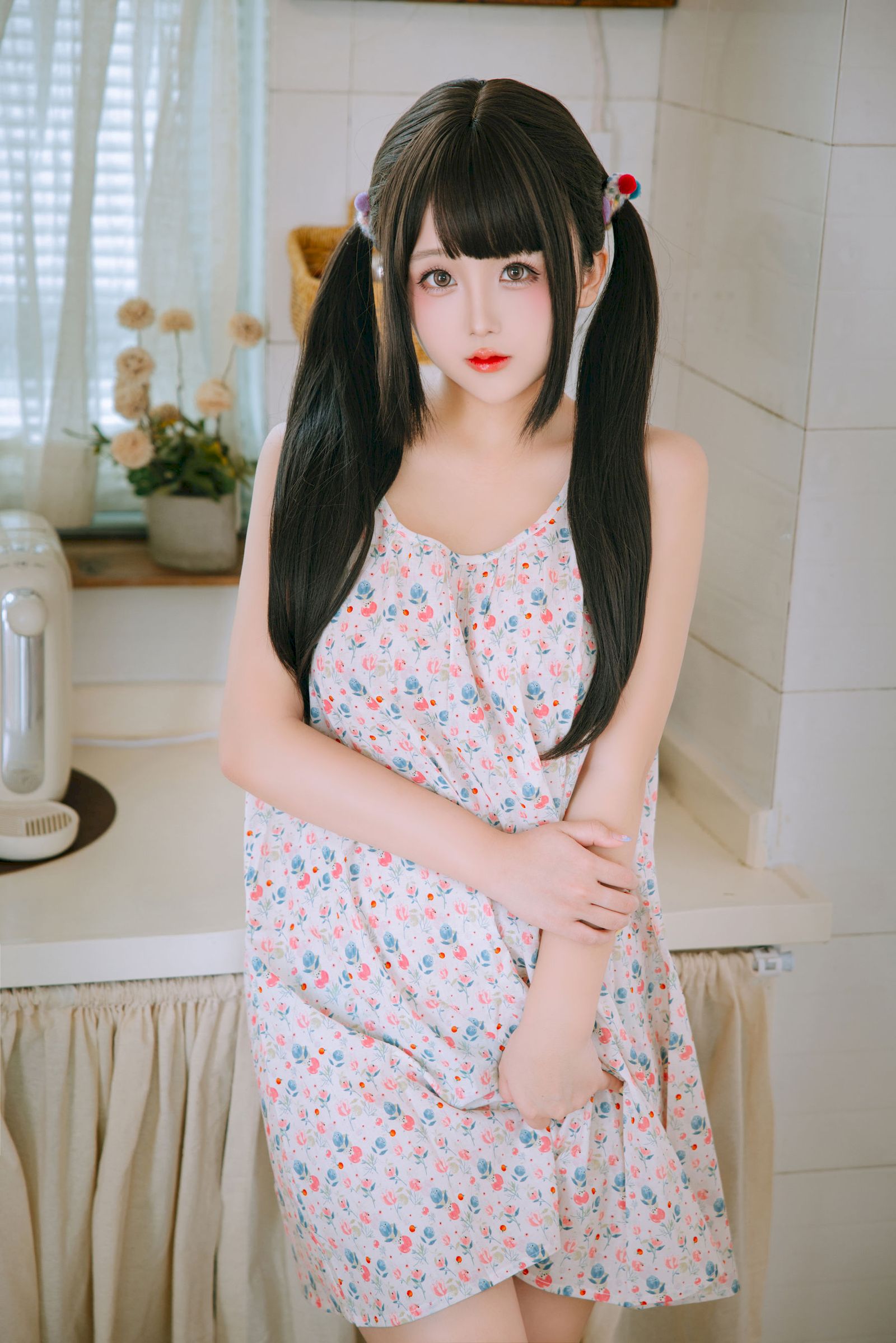 软妹子日奈娇双马尾碎花吊裙青春甜美裙装美图-小乔阁