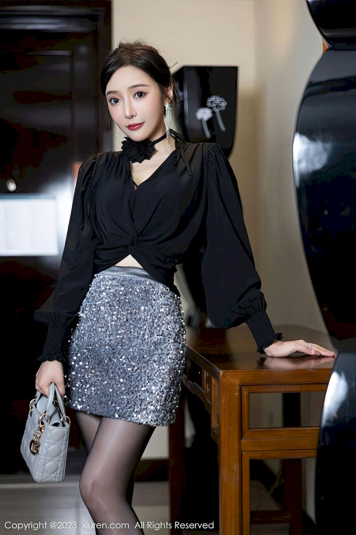 图片[7]-[秀人XiuRen] No.6215 女神王馨瑶yanni – 黑丝上衣+银灰短裙写真-小乔阁