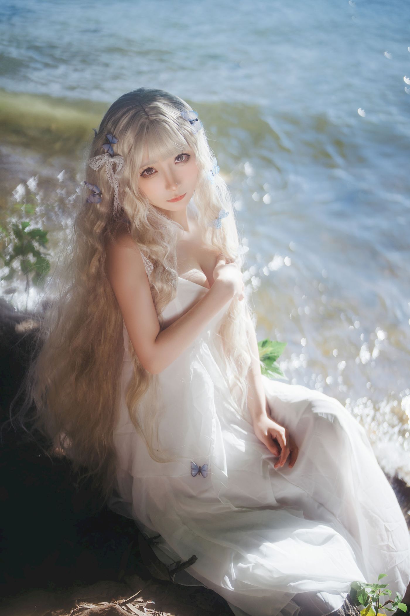 湖边白裙美女是三不是世w恬静温柔勾魂模样写真-小乔阁