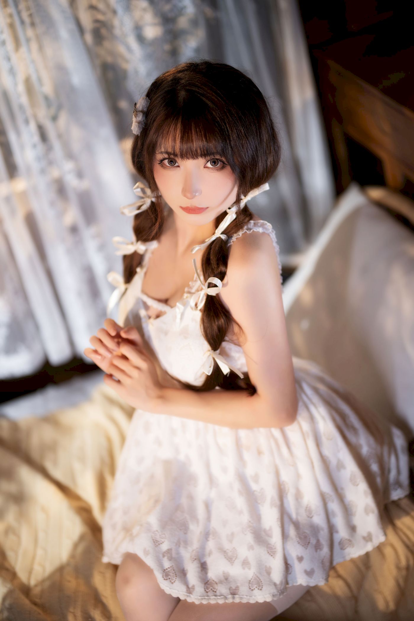 清纯少女是三不是世w素色吊裙白色丝袜居家写真-小乔阁