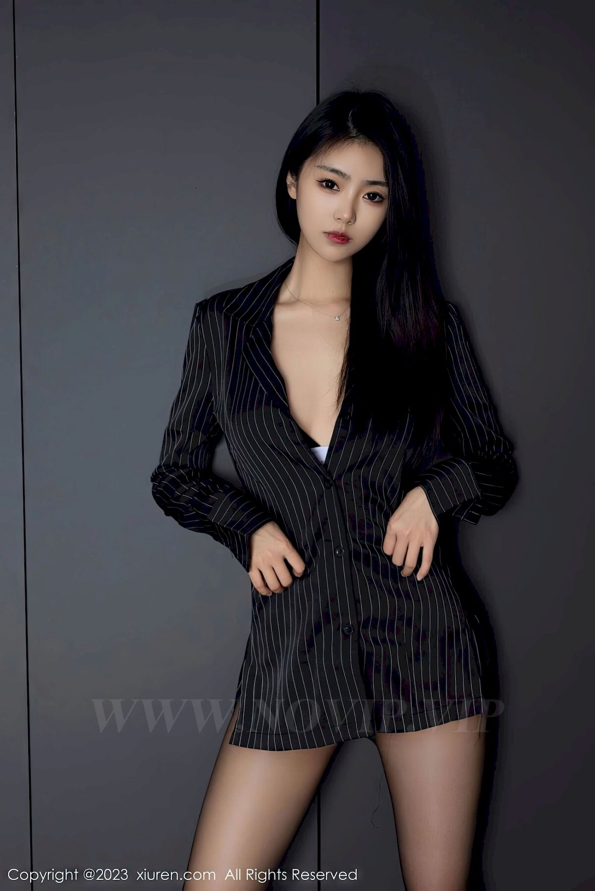 图片[4]-[秀人XiuRen] No.6677 模特可乐Vicky – 条纹上衣+魅惑黑丝性感写真-小乔阁