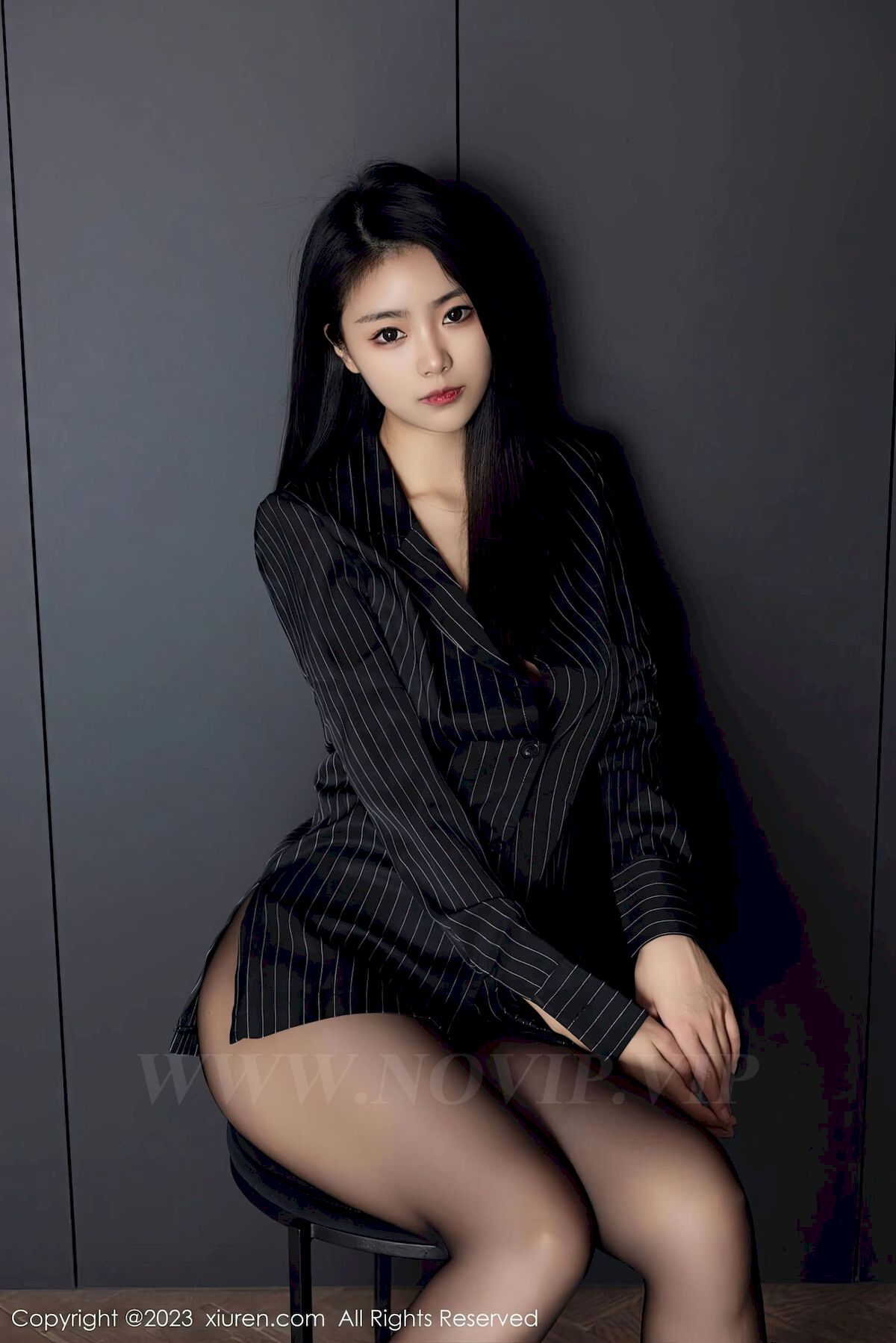 图片[6]-[秀人XiuRen] No.6677 模特可乐Vicky – 条纹上衣+魅惑黑丝性感写真-小乔阁