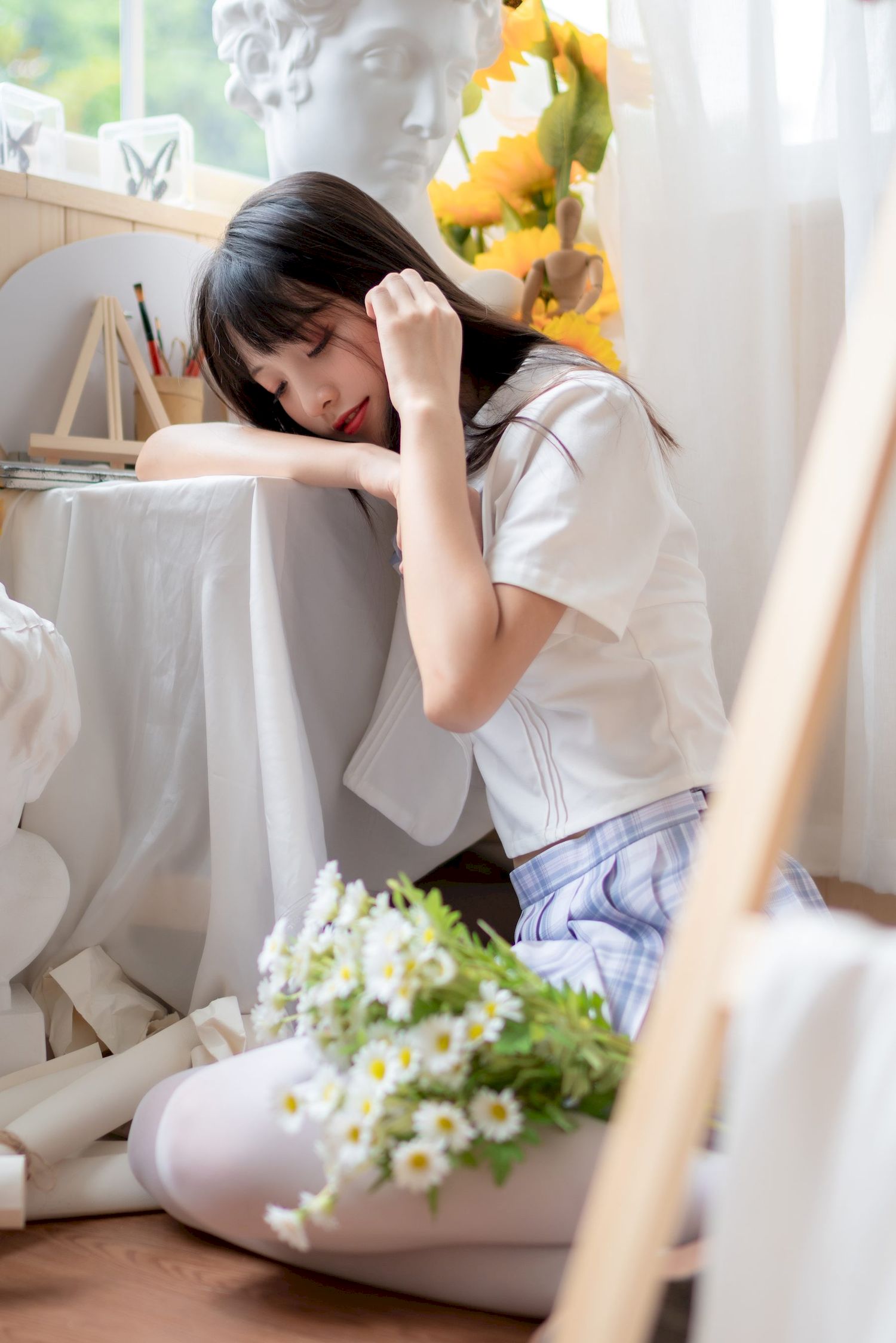 清纯妹子西呱呀呀呀学生制服搭配白色丝袜写真-小乔阁