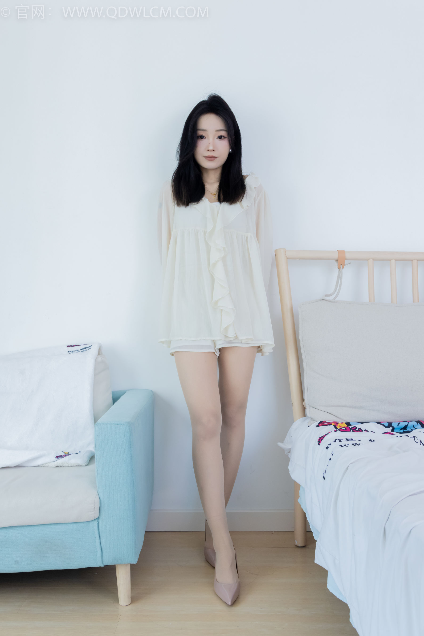 物恋传媒正妹嘟嘟白色蕾丝短裙肉丝美腿居家写真-小乔阁