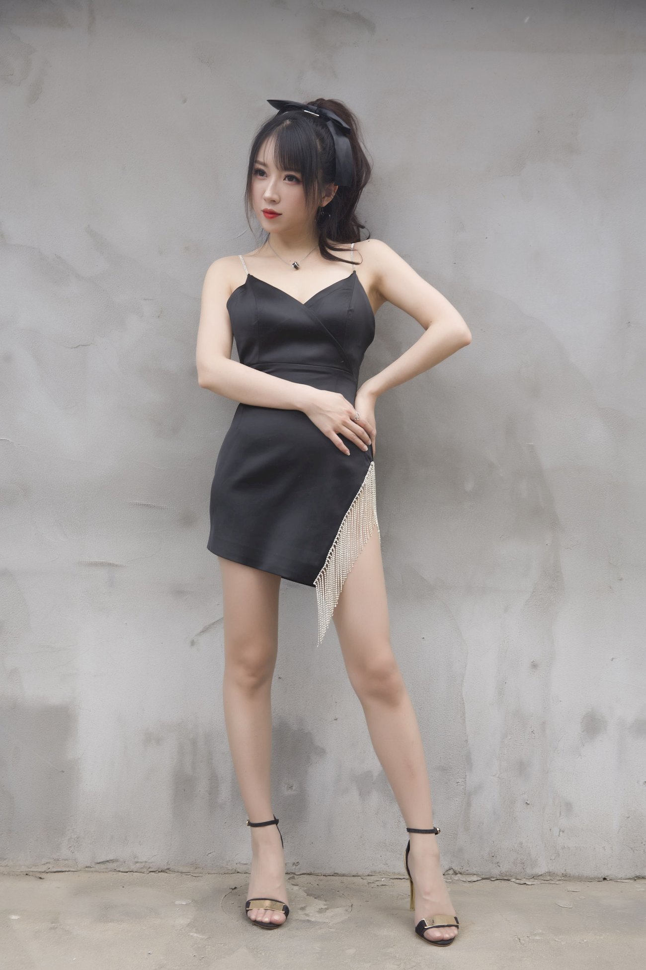 斗鱼主播小女巫露娜黑色流苏搭配黑丝美腿COS福利-小乔阁