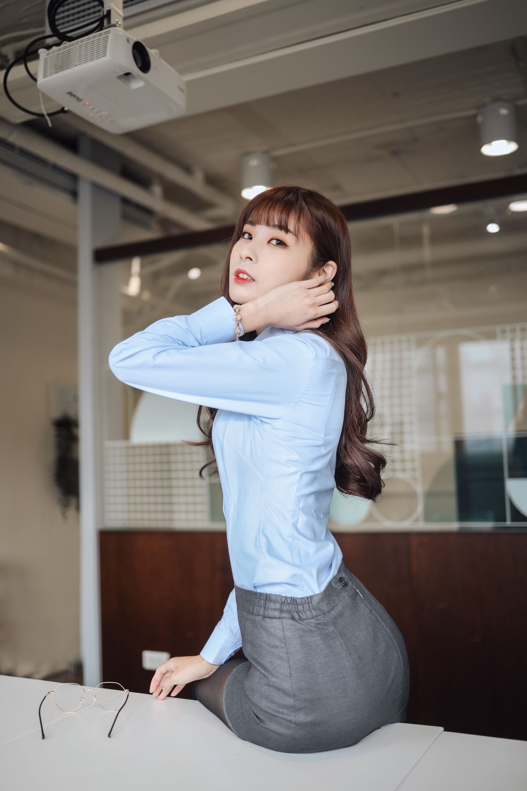 阳光美女泥泥汝黑丝美腿搭配职场OL白领主题写真-小乔阁