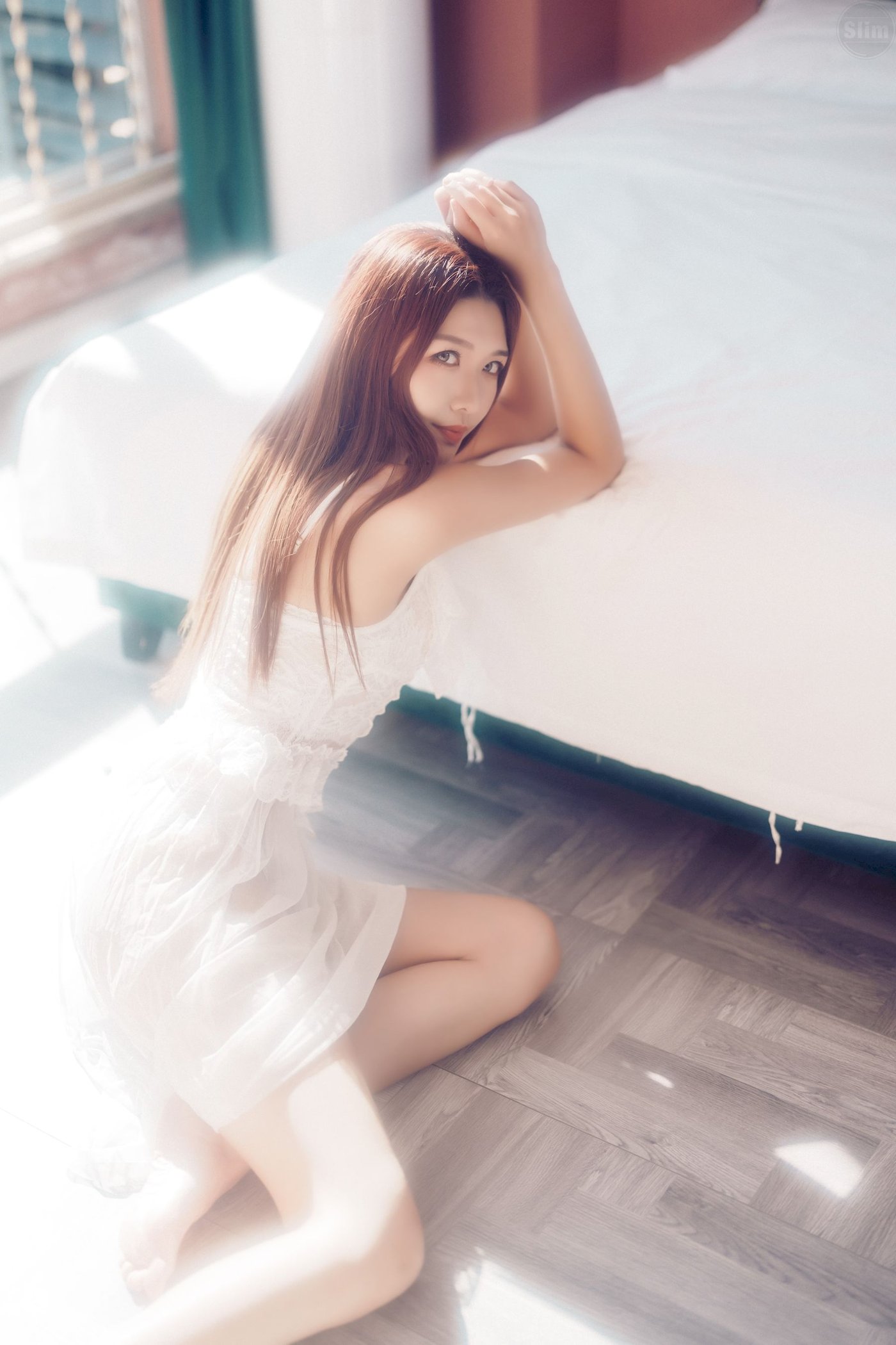 嫩模源纱希喵喵喵修长美腿搭配薄纱白裙私房写真-小乔阁