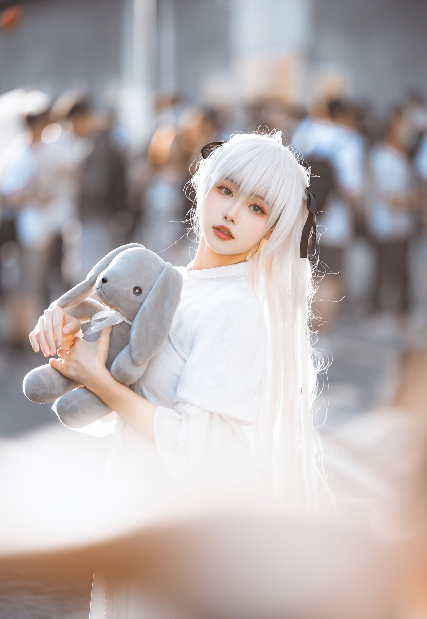 微博妹子Momoko葵葵白色服饰怀抱公仔小熊阳光街拍-小乔阁