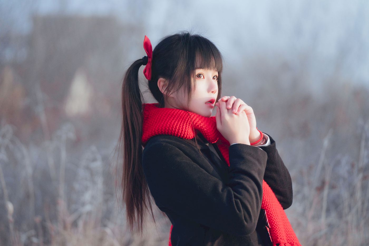 网络美女桜桃喵红色大围巾校服格子裙清纯风户外写真-小乔阁