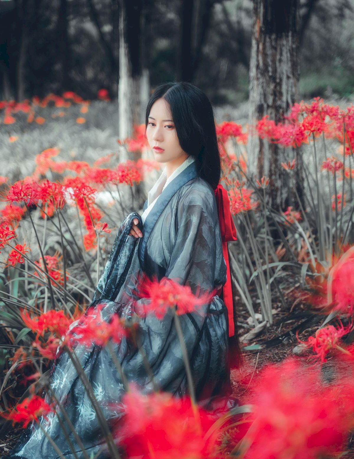 古典美女野外彼岸花丛中身着汉服 让人沉醉其中-小乔阁