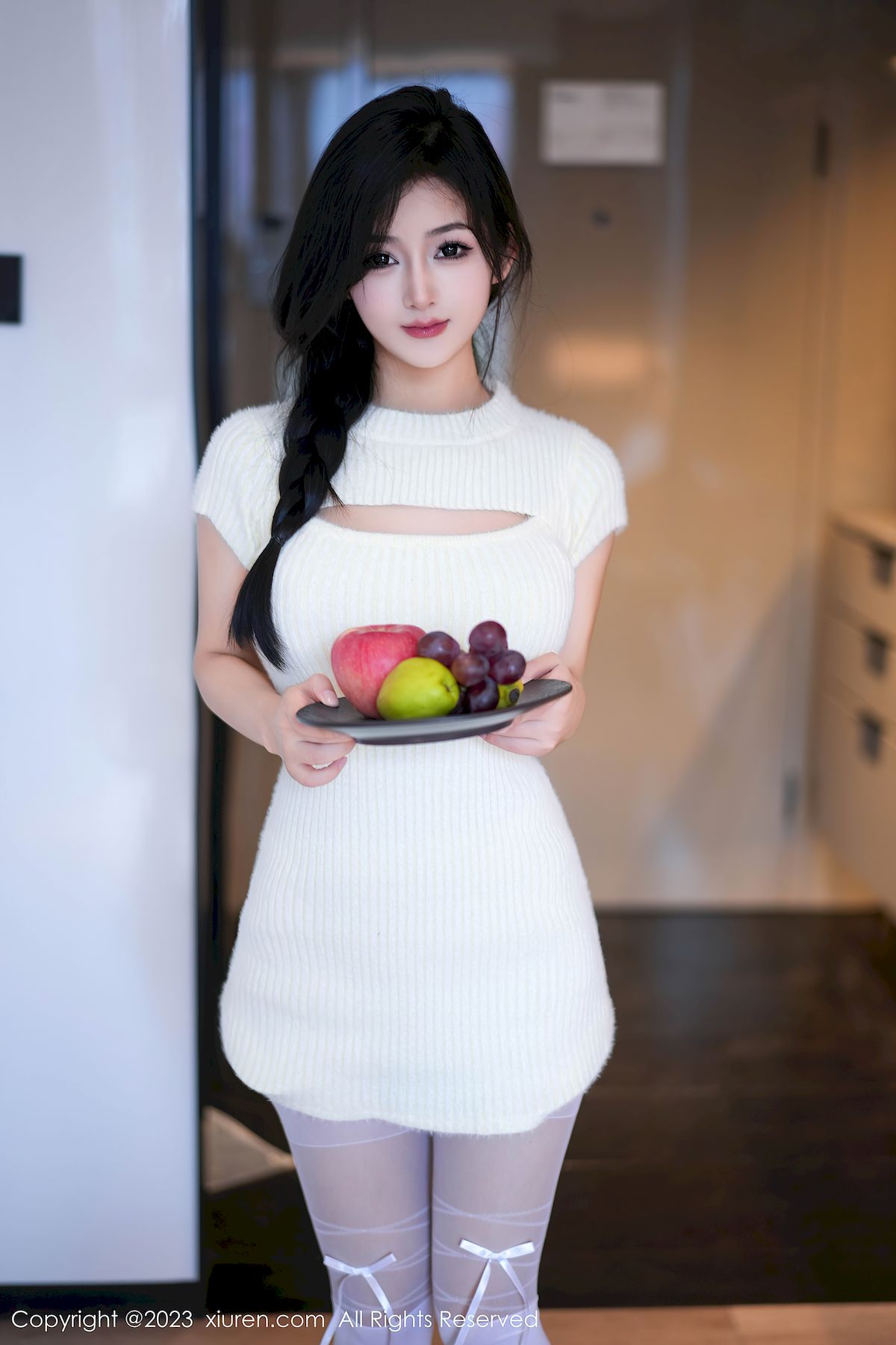 秀人网新人模特谭小灵连衣短裙搭配白色丝袜性感写真-小乔阁