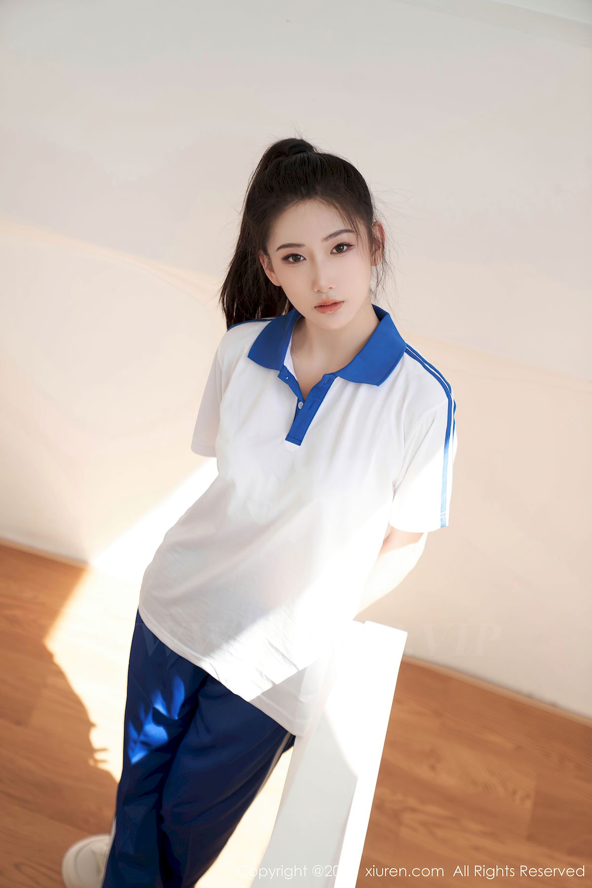 秀人网新人模特@沈青黛白色上衣蓝色长裤学妹装扮写真-小乔阁