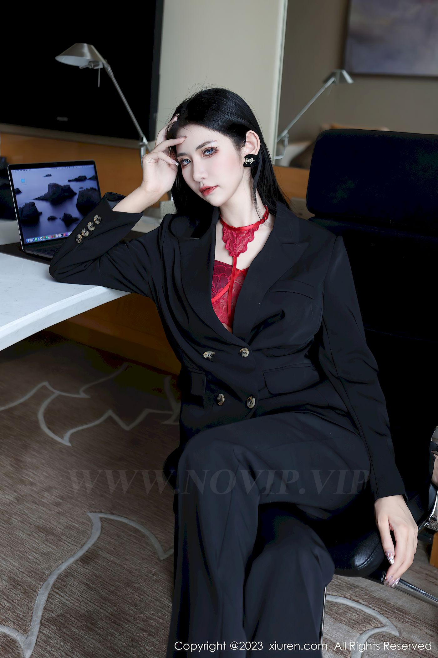 秀人网新人模特依娜Yina深色西服搭配简约长裤首套写真-小乔阁