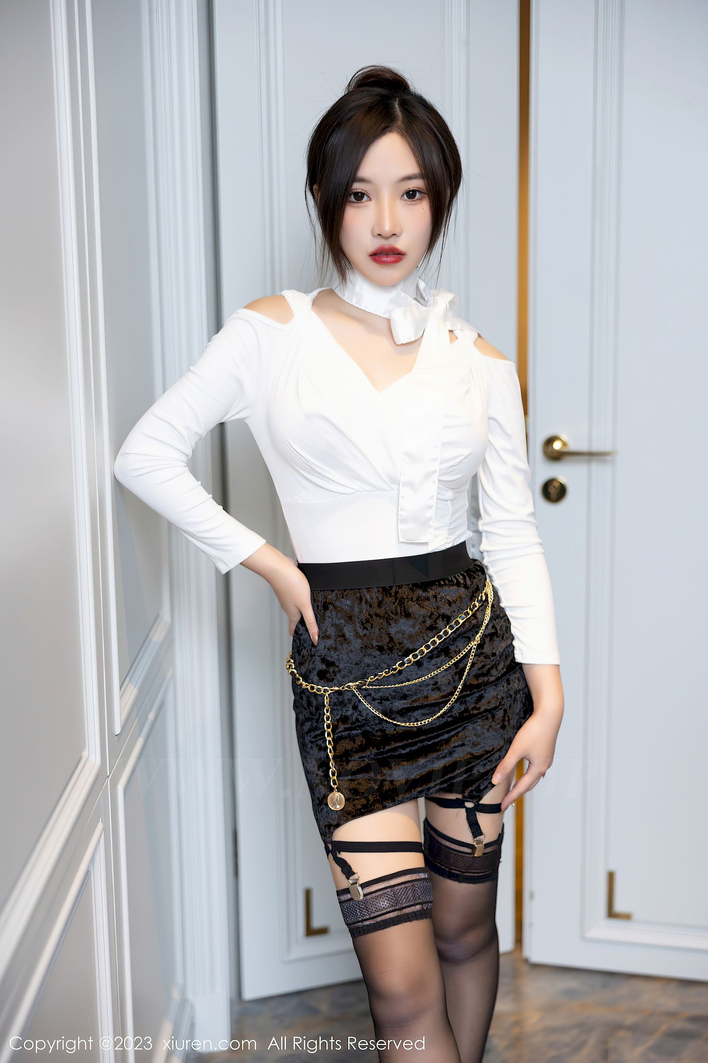 秀人网新人模特可可Cheese白色上衣搭配黑色短裙首套写真-小乔阁