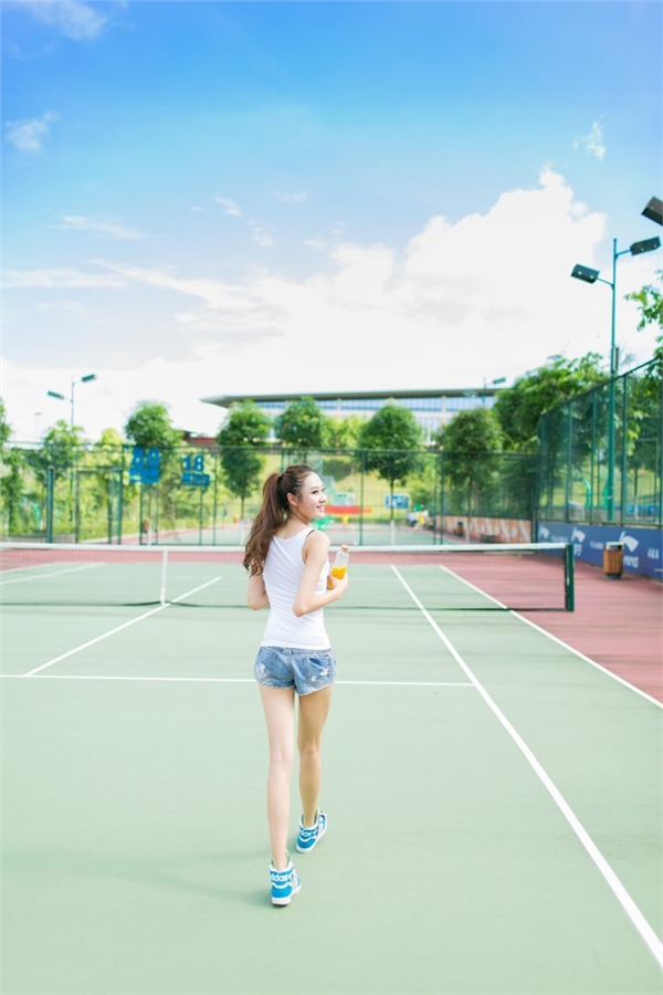 清纯美女校花球场气质写真 美丽的风景线-小乔阁