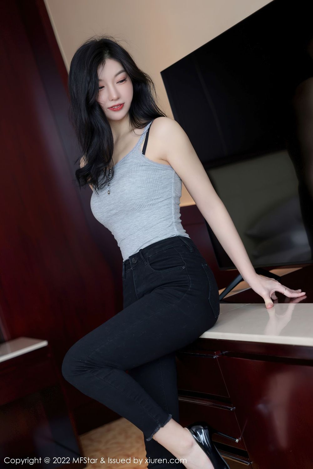 模范学院美女模特人间荒糖浅灰色上衣搭配黑色牛仔裤写真-小乔阁