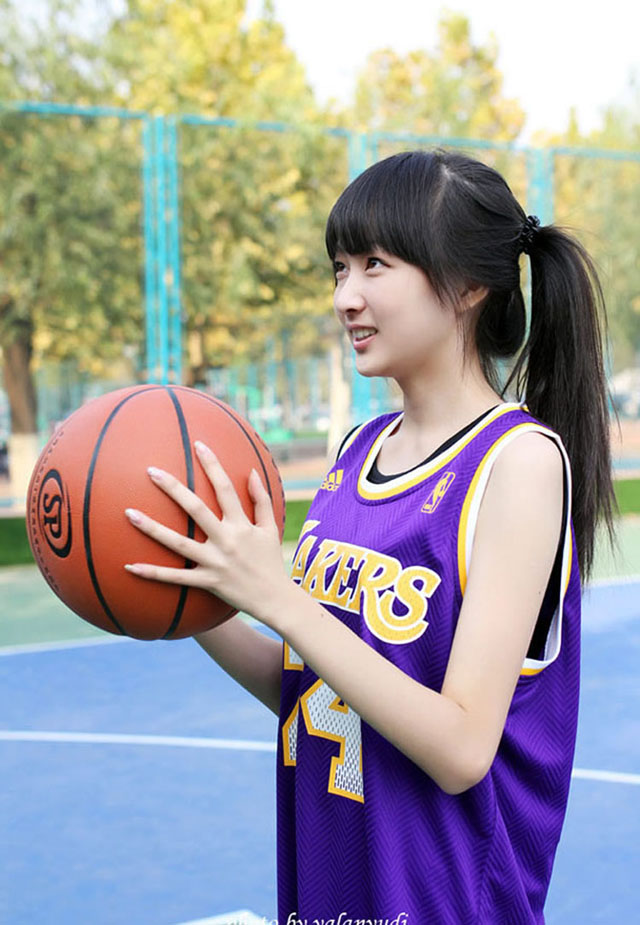 阳光少女身着科比战衣-小乔阁