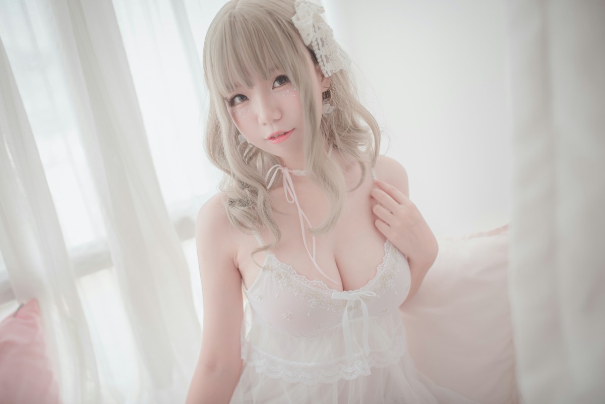 性感人气COSER Yoko宅夏Cos – 白色丝质连衣裙 – COSPLAY-小乔阁