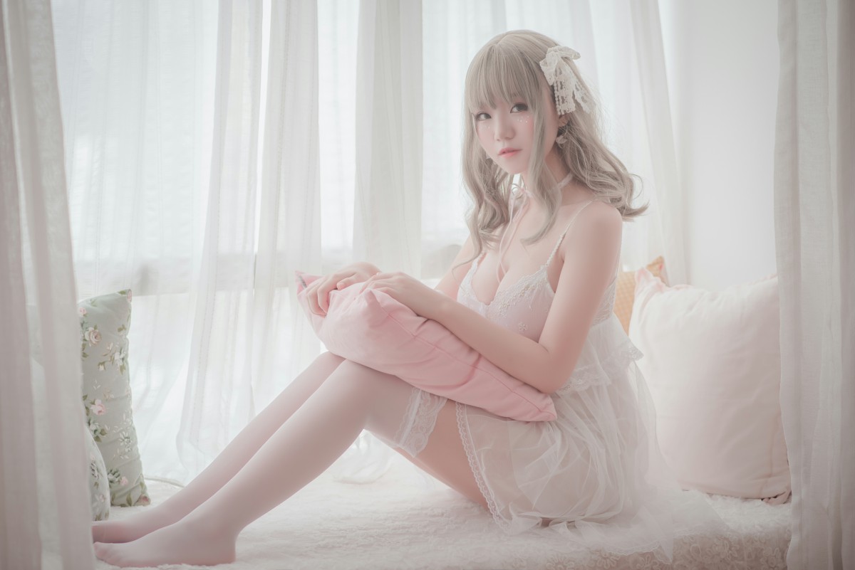 图片[2]-性感人气COSER Yoko宅夏Cos – 白色丝质连衣裙 – COSPLAY-小乔阁