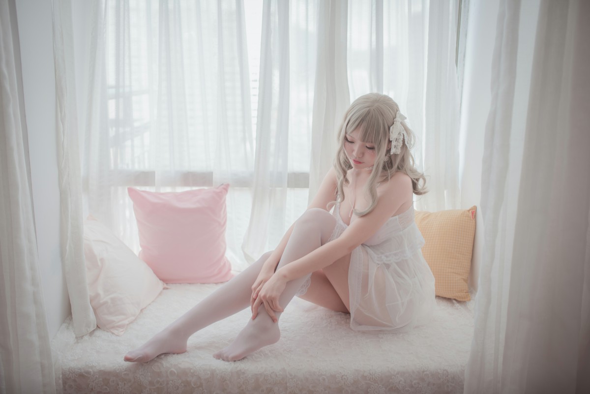 图片[5]-性感人气COSER Yoko宅夏Cos – 白色丝质连衣裙 – COSPLAY-小乔阁