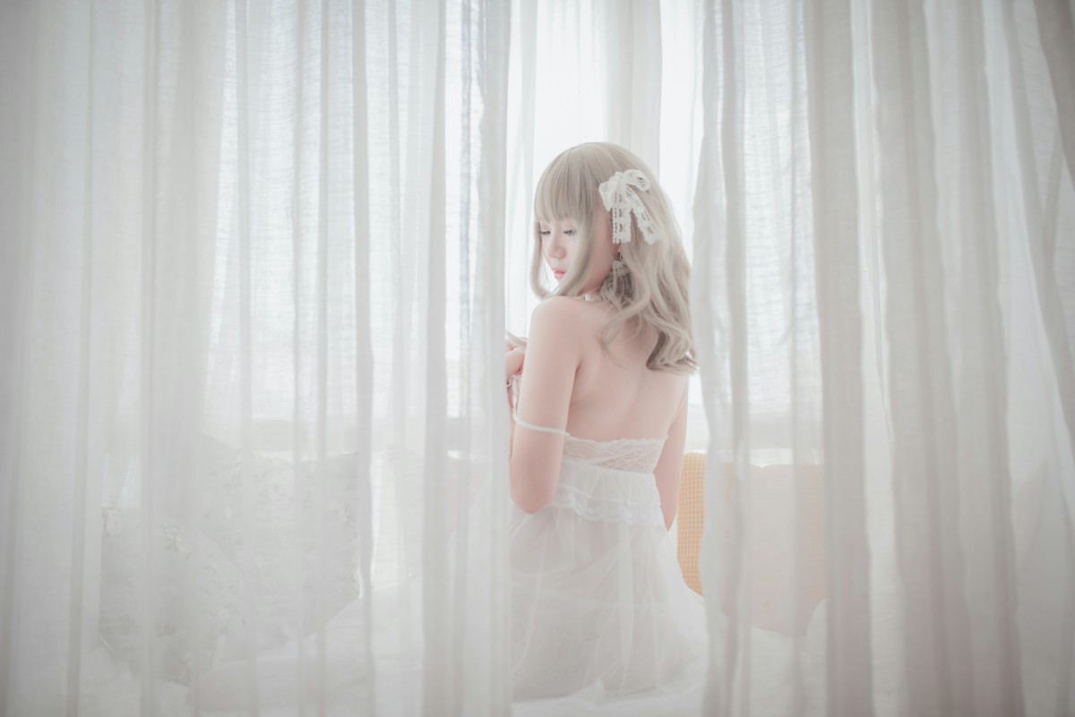 图片[9]-性感人气COSER Yoko宅夏Cos – 白色丝质连衣裙 – COSPLAY-小乔阁