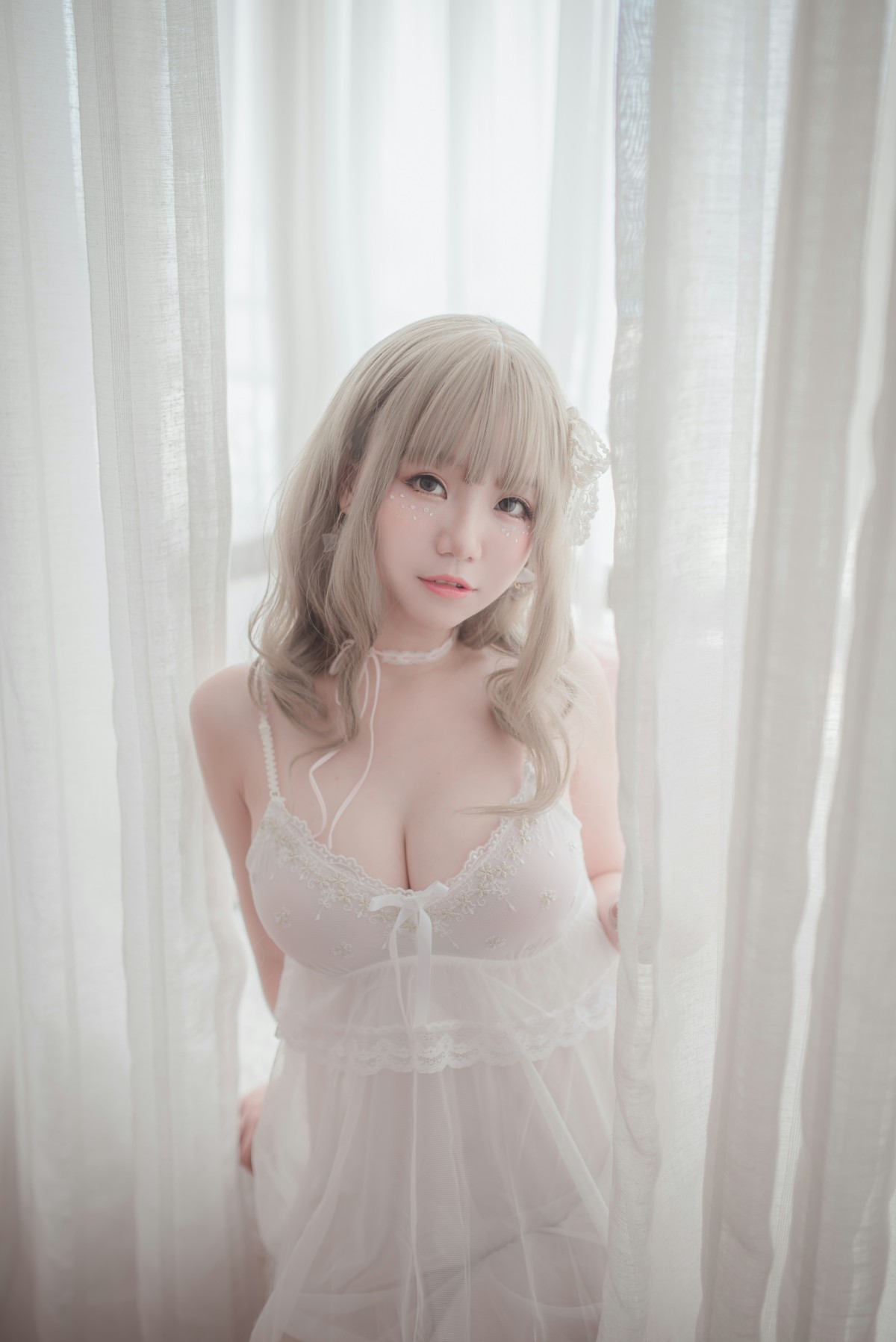 图片[11]-性感人气COSER Yoko宅夏Cos – 白色丝质连衣裙 – COSPLAY-小乔阁